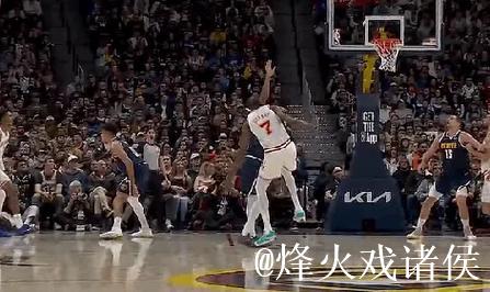 杜兰特干拔中距离被布朗犯规,裁判回看后追加一级恶意 杜兰特干拔中距离被布朗犯规,裁判回看后追加一级恶意